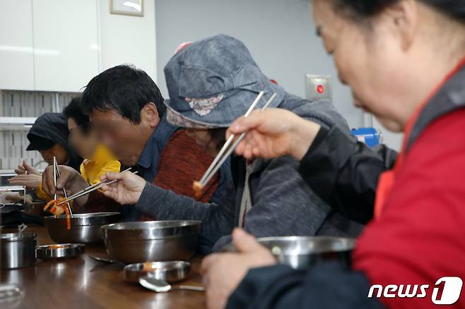 23일 광주 서구 양동전통시장 내 위치한 양동천원국시에서 시민들이 국수를 맛보고 있다. 2023.3.23/뉴스1 ⓒ News1 이수민 기자