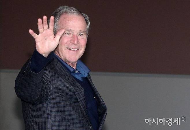 조지 부시 전 미국 대통령이 2019년 5월 22일 서울 김포국제공항을 통해 입국하며 취재진을 향해 손을 들어 인사하고 있다.  /김현민 기자 kimhyun81@