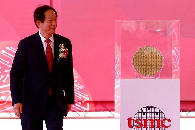 마크 리우 TSMC 회장이 3나노 공정에서 생산된 웨이퍼 앞에 서 있다. [이미지출처=로이터연합뉴스]