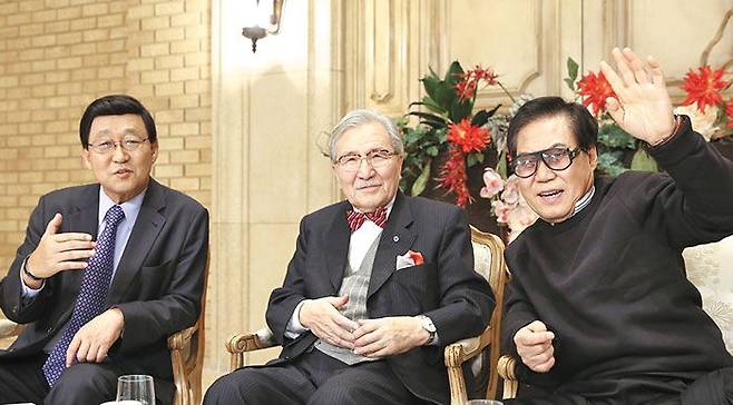 TV조선 ‘낭만논객’에서 위트와 촌철 가득한 토크로 사랑 받았던 김동길 박사(가운데)와 김동건 아나운서, 가수 조영남. /TV조선