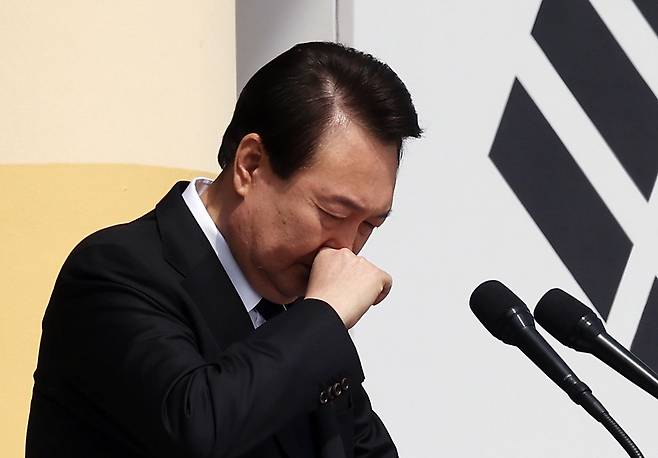 윤석열 대통령이 24일 대전 유성구 국립대전현충원에서 열린 제8회 서해수호의 날 기념식에서 서해수호 55용사 이름을 부르기 전에 울먹이고 있다./연합뉴스