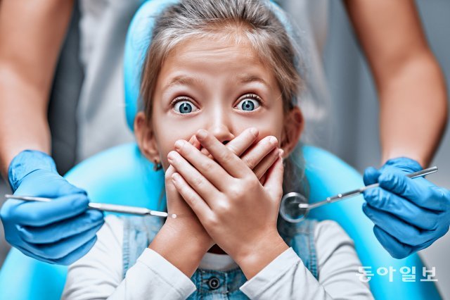 어린 아이들에게 만연한 ‘치과공포증’ ‘병원공포증’은 부모에게서 시작되는 케이스가 대부분이라고 한다. 게티이미지뱅크