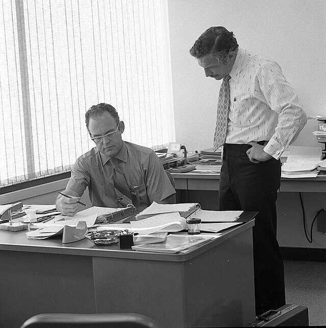 인텔 설립 초창기인 1970년 사무실에 대화중인 공동 창립자 고든 무어(왼쪽)과 로버트 노이스. 위키미디어커먼스