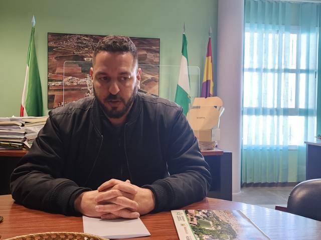 투병 중인 후안 마누엘 산체스 고르디요 마리날레다 시장의 업무를 대행 중인 세르기오 고메즈 레예스 부시장이 3일 시청에 있는 사무실에서 한국일보와 대화를 나누고 있다. 마리날레다(스페인)=신은별 특파원