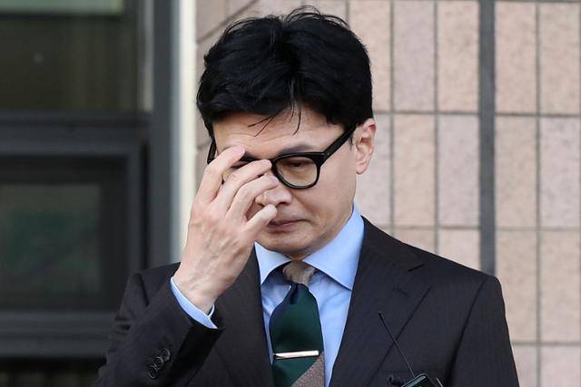 한동훈 법무부 장관이 23일 오후 경기 과천 법무부에서 퇴근하며 헌법재판소의 검수완박(검찰 수사권 완전 박탈) 입법 무효 청구 각하 결정에 대한 입장을 밝히고 있다. 뉴스1