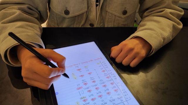 지난해 외국계 기업의 한국 지사에서 퇴사한 30대 박모씨가 자신의 경험을 기반으로 '기절 시간표'를 그리고 있다. 기절 시간표는 고용노동부의 근로시간 개편안이 나온 뒤 온라인에서 화제가 됐다. 곽주현 기자