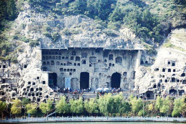 강 건너에서 본 용문석굴 빈양동. ⓒ최종명