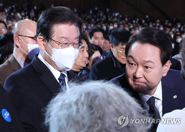 ▲ 대선에서 경쟁을 펼쳤던 윤석열 대통령과 이재명 더불어민주당 대표는 윤석열 정부 출범 이후 단 한 번의 회담도 없었다. 이 대표의 대화 제이를 윤 대통령은 외면했다. 사진은 윤석열 대통령이 지난 3월 1일 유관순 기념관에서 열린 제104주년 3.1절 기념식이 끝난 뒤 더불어민주당 이재명 대표 등 참석자들과 인사하고 있는 장면. (연합뉴스)