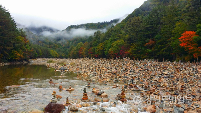 ▲ *백담사 돌탑군