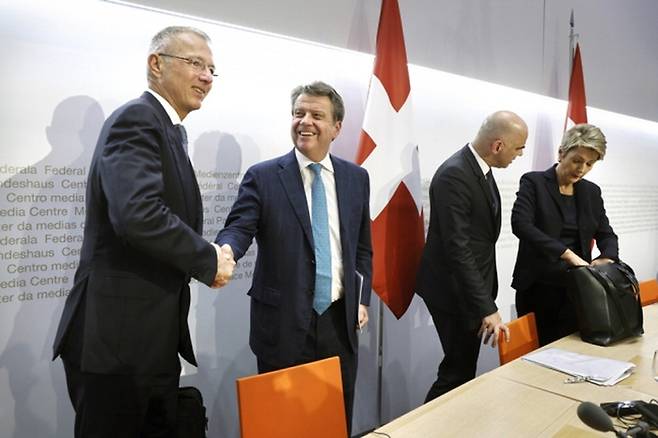 스위스 최대 은행 UBS가 19일(현지시간) 경쟁사인 크레디트스위스(CS) 인수를 발표한 기자회견 이후 악셀 레만 CS 회장(왼쪽 첫 번째)과 콜름 켈러허 UBS 회장(왼쪽 두 번째)이 악수하고 있다/사진=EPA연합뉴스