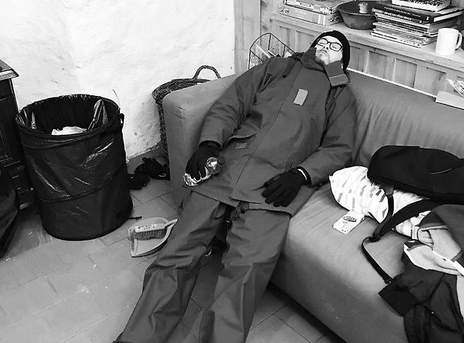 아일랜드 기본소득 수혜자로 선정된 사진작가 마크 맥기네스가 지쳐 쉬는 모습. [사진 = 인스타그램 캡처]