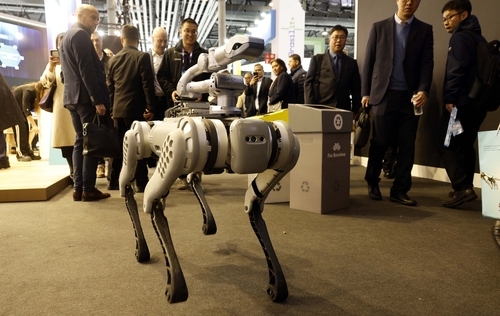 모바일월드콩그레스(MWC 2023) 
지난 2월 28일(현지시각) 스페인 바르셀로나 피라 그란 비아에서 중국 유니트리의 로봇개가 움직이고 있다.  [2023.2.28 바르셀로나/사진공동취재단]