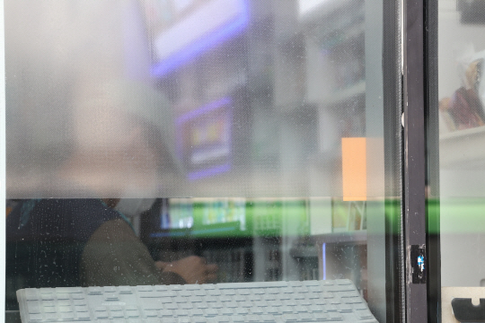 지난  5일 오전 서울의 한 편의점에 편의점 내부의 담배 광고가 외부로 보이지 않도록 부착한 시트지가 부착돼 있다. 연합뉴스