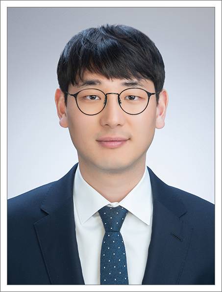 지난 16일 신임 경찰로 임용된 이병철(35) 경감. 변호사 자격증·의사 면허증을 모두 보유한 이 경감은 ‘사회적 다양성을 구현할 화제의 임용자’로 소개됐다.