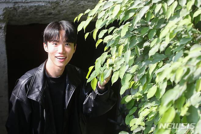 [서울=뉴시스] 권창회 기자 =국내 개인 틱톡커 중 최다 팔로워를 보유한 틱톡커 원정맨(서원정)이 지난 7일 오후 서울 마포구 순이엔티 사무실에서 뉴시스와 인터뷰 전 포즈를 취하고 있다. 2023.03.23. kch0523@newsis.com