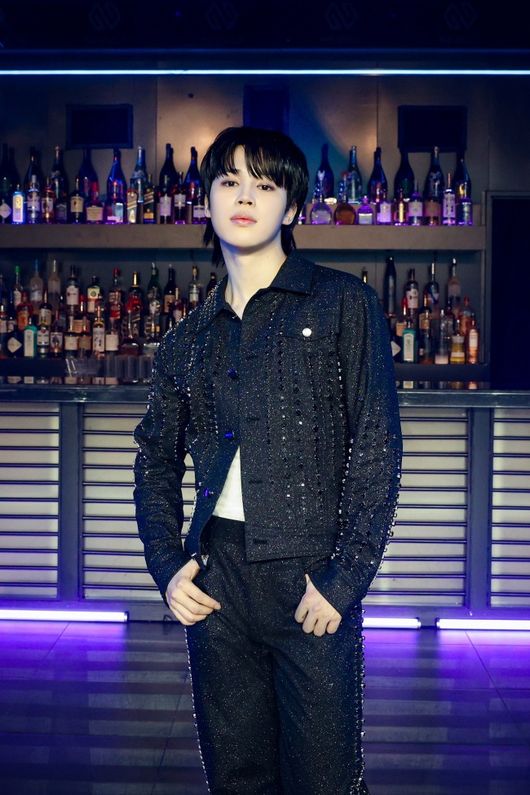 Group BTS member Jiminnnnnnn first unveiled  ⁇ Like Crazy ⁇  Stage on NBCs popular talk show program  ⁇ The Tonight Show Starring Jimmy Fallon.Jiminnnnnnn debuted his first solo album  ⁇ FACE  ⁇ Like Crazy (English Version)  ⁇  Stage on the 24th (local time)  ⁇ Jiminnnnnn Hendrix Palen show. ⁇ Like Crazy  ⁇  Jiminnnnnnn, who appeared alone in a space reminiscent of the mood of the music video, went to the center of the stage as the prelude of the song flowed.Jiminnnnnnn, dressed in a costume with a glitter, performed a perfect live performance on stage and performed with a free and graceful dance line. The deepened eyes and dreamy atmosphere of the facial expression increased immersion.Jiminnnnnnn went back to the space he had started and finished the stage alone, completing a musical stage according to the flow of the song.Jiminnnnnnn, who filled the stage with vocals and performances, once again proved the aspect of the all-around artist, and the audience responded to the stage of the Superstar  ⁇  with a hot applause baptism.Jiminnnnnnn, who had an interview with host Jiminnnnnn Hendrix Palen at the Jiminnnnnn Hendrix Palen show on the 23rd and talked about various topics including the solo album  ⁇  FACE  ⁇ , showed the performance of the title song  ⁇  Like Crazy  ⁇  on the 24th, .Like Crazy is a synth pop genre, and Jiminnnnnnn was inspired by his favorite movie Like Crazy.In the dream, I am distressed to find my loved ones, and I am trapped in a splendid light and lose myself, but the lyrics that I want to stay in my dreams forever stimulate my emotions.Big Hit Music Presents