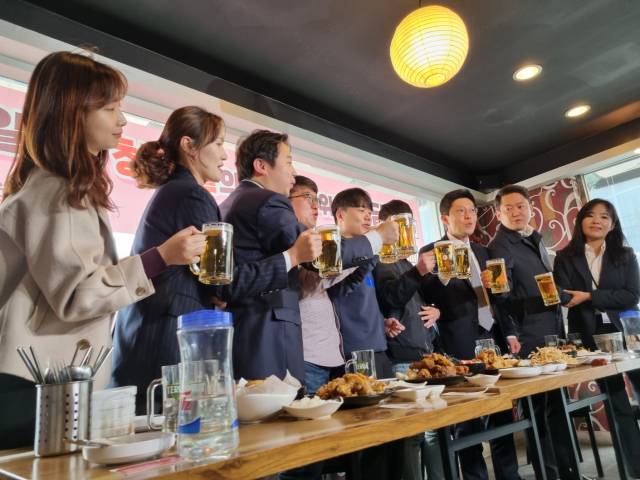 ▲국민의힘 김병민 최고위원과 장예찬 청년최고위원이 24일 서울 종로구 한 호프집에서 '일하는 청년들의 내일을 위한 간담회'를 열고 건배하고 있다. 이날 간담회에는 이른바 'MZ노조'라 불리는 '새로고침 노동자협의회' 간부들과 대통령실, 고용노동부 소속 청년 담당관들이 참석했다. ⓒ연합뉴스