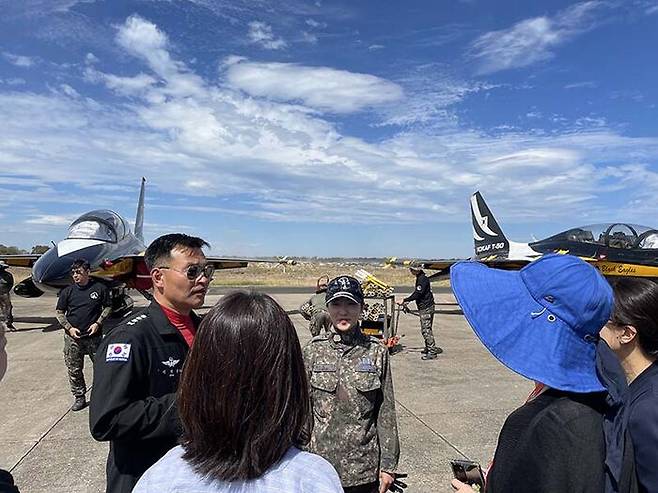 기자단에 설명하는 서영준 전대장