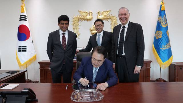 윤석열 (가운데) 대통령이 지난해 10월 용산 대통령실에서 게리 디커슨오른쪽) 어플라이드머티어리얼즈 회장을 접견하고 반도체 웨이퍼에 서명하고 있다. 사진 제공=대통령실