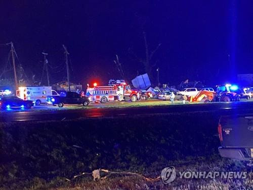 토네이도가 휩쓴 미시시피주에서 출동한 구급차와 소방차 [AFP=연합뉴스. 미시시피 고속도로 순찰대 제공. 재판매 및 DB 금지]