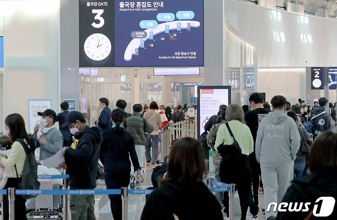 대중교통 이용시 마스크 착용 의무가 해제된 20일 인천국제공항 제1터미널을 찾은 여행객들이 분주하게 이동하고 있다. 2023.3.20/뉴스1 ⓒ News1 장수영 기자