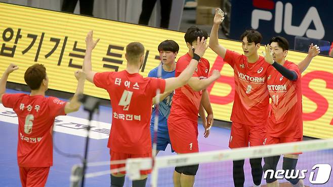 26일 수원실내체육관에서 열린 프로배구 남자부 V리그 PO 2차전 한국전력과 현대캐피탈의 경기에서 한국전력 선수들이 환호하고 있다. (힌국전력 배구단 제공) 2023.3.26/뉴스1 ⓒ News1