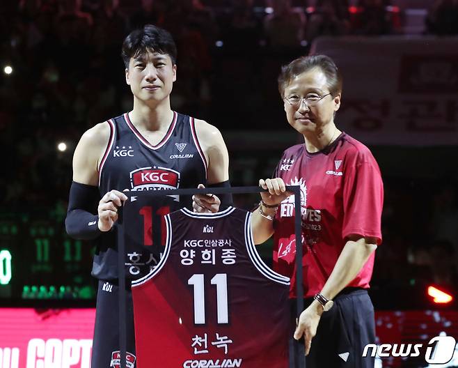 안양 KGC 인삼공사 양희종이 26일 오후 경기 안양시 동안구 안양실내체육관에서 '2022-2023 SKT 에이닷 프로농구' 안양 KGC 인삼공사와 원주 DB 프로미의 경기 중 열린 은퇴식에서 영구결번 유니폼 액자를 들고 기념촬영 하고 있다. 이날 열린 양희종 은퇴식에서는 2007년부터 2023년까지 17년 동안 팀에 헌신한 선수를 기념하기 위해 영구 결번식을 진행하고, 기념패를 전달했다. 2023.3.26/뉴스1 ⓒ News1 김영운 기자