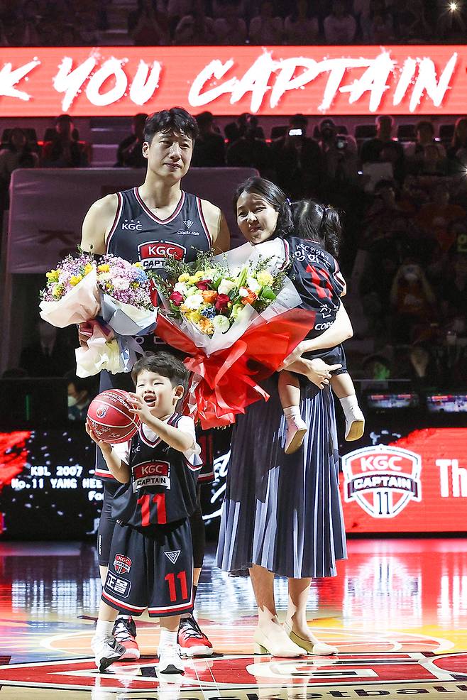 가족과 기념 촬영하는 양희종     (안양=연합뉴스) 신현우 기자 = 26일 경기도 안양체육관에서 열린 2022-2023 SKT 에이닷 프로농구 정규리그 안양 KGC인삼공사와 원주 DB 프로미의 경기. KGC 양희종이 하프타임 때 열린 은퇴식에서 가족들과 기념 촬영하고 있다. 2023.3.26     nowwego@yna.co.kr (끝)   <저작권자(c) 연합뉴스, 무단 전재-재배포 금지>