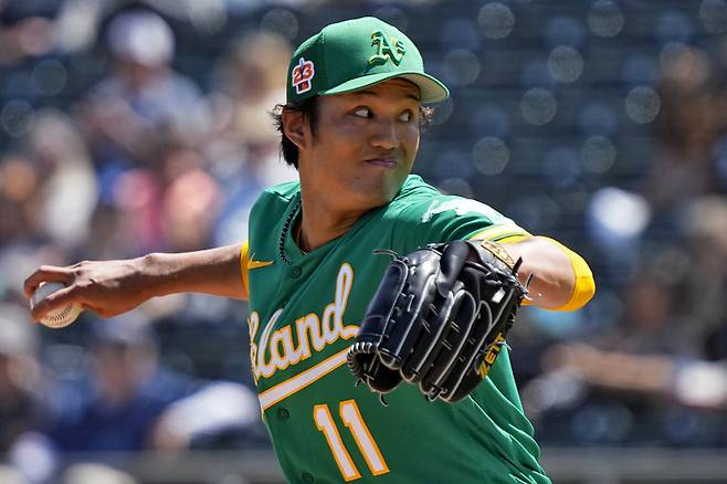 오클랜드 애슬레틱스 일본인 투수 후지나미 신타로가 26일(한국시각) 밀워키 브루어스전에 선발등판해 힘차게 공을 뿌리고 있다. AP연합뉴스