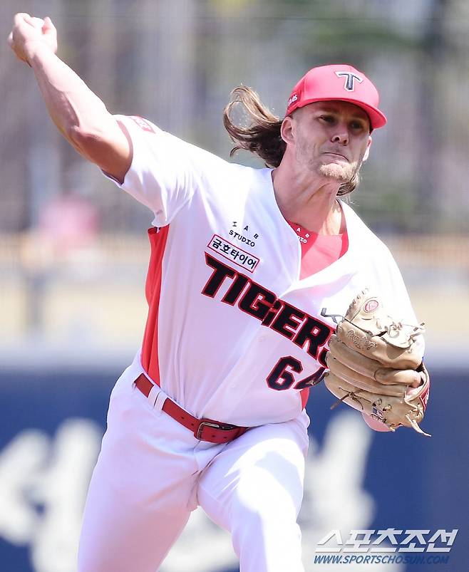 '최고 구속 152km' 힘차게 투구하고 있는 KIA 앤더슨.