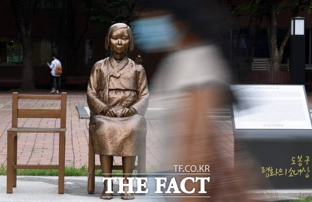 2020년 7월 3일 서울 도봉구 도봉문화회관 옆 공원에 설치된 평화의 소녀상의 얼굴이 날카로운 것에 긁힌 자국 등으로 훼손됐다. / 이새롬 기자