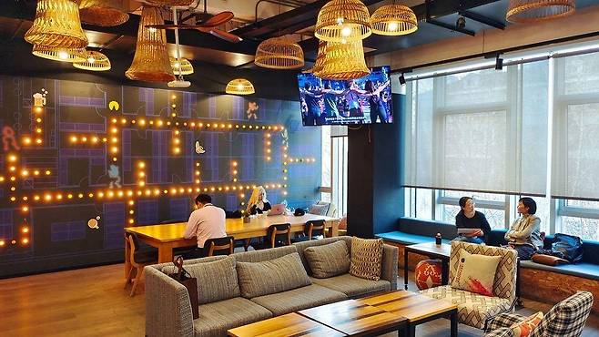 공유 오피스 기업인 ‘위워크’는 공동 업무 공간에 계속 맥주를 마련해두면서도, 입주사의 피드백을 바탕으로 탄산수와 같은 대안도 함께 제공하고 있다