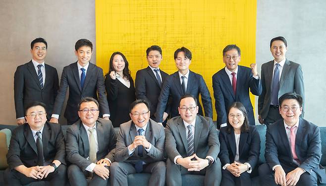 법무법인 율촌 회계감사대응팀원들이 23일 조선비즈와의 인터뷰에 앞서 포즈를 취하고 있다. 왼쪽 위부터 시계방향으로 최홍준 변호사, 이민형 전문위원, 이지수 전문위원, 김상신 변호사, 남재현 변호사, 맹주한 변호사, 엄상준 변호사, 박영윤 변호사, 김시내 변호사, 임창주 전문위원, 김기훈 변호사, 임황순 변호사(팀장), 권준호 변호사. /박상훈 기자