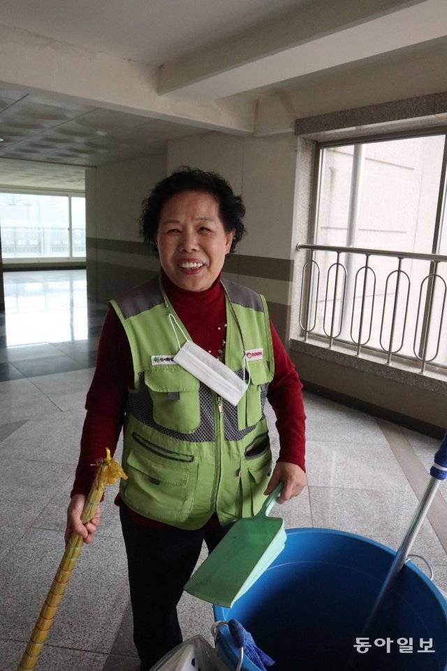 일터에서의 정연홍 씨. 이 아파트단지에서만 10년 넘게 근무했다.  대구=서영아 기자sya@donga.com