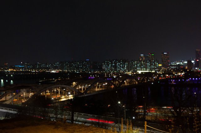 25일 오후 8시 30분, 불 꺼진 서울 한강대교. 세계자연기금 한국본부 제공
