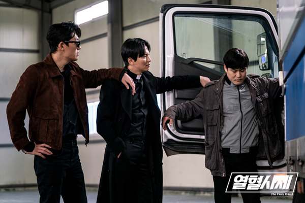 Suddenly, Namgoong Min appeared on SBS Lamar Jackson Taxi Driver 2 ?Cheon Ji-hoon was treated to a vending machine coffee by kim do-gi (Lee Je-hoon) and offered to help out.I read the related lawsuits of Han Jae-deok (Jung Gi-seop) who tried to file a medical lawsuit because of his daughter who was unable to wake up after surgery at the hospital and told her that she was suffering from the client.In the meantime, he asked kim do-gi to introduce someone who needed help from the law among Taxi passengers.The character named Chun Ji-hoon, who wears sunglasses in a suit and wears a unique nostalgia, is already a character imprinted in the minds of the public through a thousand-dollar lawyer.Namgoong Min appeared in  as a cameo for a while, but it gave me a strange feeling that Lamar Jackson changed the air so much that he was not a thousand-dollar lawyer.This means that the character was intense and the Namgoong Mins performance of the Namgoong Min, which digested it, was outstanding.However, Namgoong Mins cameo appearance is a reward for Lee Je-hoons cameo appearance in One Thousand Lawyers. Lee Je-hoon appeared on the red carpet in the film festival scene.Although it was a short scene, this cameo exchange (?) is possible because the relationship between Studio S, which released SBS de Lamar Jackson, and these actors is strong.Above all, Namgoong Min and Lee Je-hoon are the actors who built the House of Commons of the United KingdomHero Characters with <1,000 won lawyer> and  respectively.In fact, the secret that Lamar Jackson was able to overwhelm the time zone was that Baro set up these House of Commons of the United KingdomHero characters in a clear and realistic way and gave them a series of stories that could give cider fantasy to the frustrating reality.The  opened the door and created a female hero like , followed by  and .So viewers were excited to see a week of fatigue on SBS de Lamar Jackson.In particular, the way to build a clear House of Commons of the United KingdomHero Character and organize episodes of various events was like the success equation of Lamar Jackson on SBS.The proof that the character is powerful is that Lee Je-hoon, who recently appeared as a cyber gambling designer at the end of Disneys original Lamar Jackson , reminded me of .In , Lee Je-hoon acted as a criminal like them to break down the enemies, but Baro felt like that in the character of .This means that the character Kim do-gi of  is intense.This cameo exchange between Namgoong Min and Lee Je-hoon shows the possibility that two different Lamar Jackson worldviews may be linked like this.If Lamar Jackson continues to create a variety of House of Commons of the United KingdomHero characters, this worldview has the potential to be more closely linked.For example, not only Chun Ji-hoon or kim do-gi, but also characters such as Kim Hae-il (Kim Nam-gil) of  and Cho Yeon-joo of  Why is it impossible to confront the more powerful villains in the same space?I know it wont be easy to make.Anyway, this cameo exchange of  showed how many worldviews built by SBS Gutto de Lamar Jackson have been announced and that integration can be possible.The integration of worldviews is not only possible for Marvel or DC.House of Commons of the United Kingdom Hero, which is not a superhero with the same superpowers as them, is now strong enough to be able to make the season and is increasing in quantity.