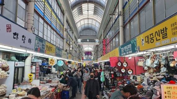 대전 중앙시장 주 입구 초입 왼쪽에 늘어선 주전부리 상점들. 사진=김원준 기자