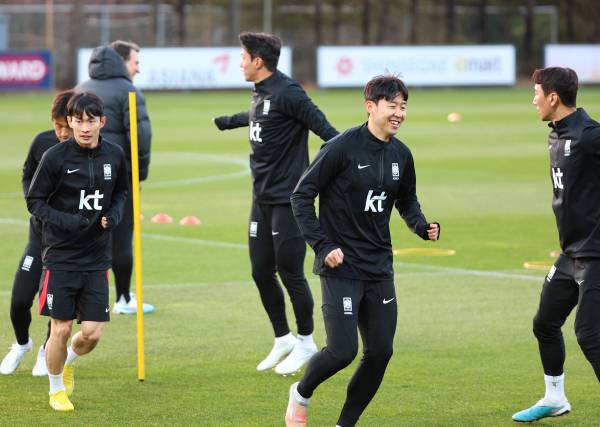 축구 국가대표 선수들이 26일 오후 경기도 파주 국가대표트레이닝센터(NFC)에서 가볍게 운동장을 돌며 몸을 풀고 있다. 사진=연합뉴스