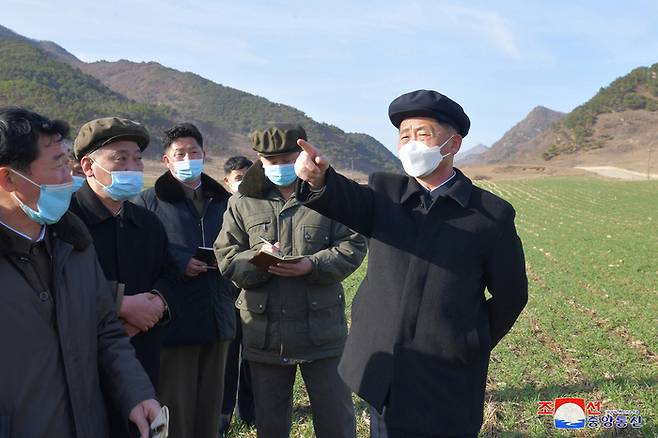 알곡 증산을 올해 제1의 경제 목표로 내세운 북한이 과학 농사를 강조했다. 사진은 김덕훈 북한 내각총리(오른쪽)가 황해북도 수안군 석담농장을 방문한 모습. 조선중앙통신