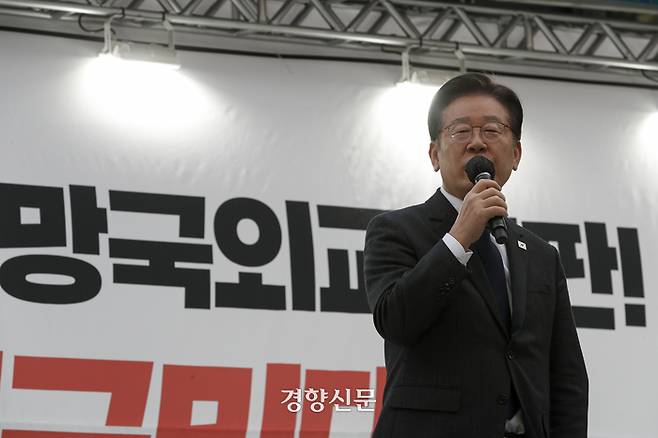 더불어민주당 이재명 대표(앞줄 가운데)와 박홍근 원내대표가 25일 서울광장 인근에서 열린 대일 굴욕외교 규탄 범국민대회에 참석하고 있다. 문재원 기자