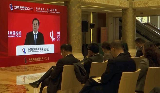 딩쉐샹 중국 상무부총리가 26일 베이징 댜오위타이에서 열린 중국발전포럼 개막식에서 기조연설을 하는 모습이 화면으로 중계되고 있다. AP연합뉴스