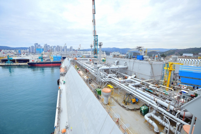 지난 22일 울산 동구 현대중공업 울산조선소에서 건조 중인 초대형 액화천연가스(LNG)선 모습. 현대중공업 제공