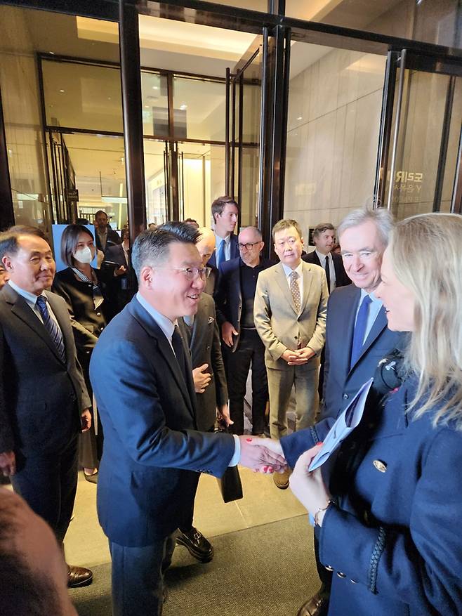 베르나르 아르노 루이뷔통모에헤네시(LVMH) 회장이 21일 현대백화점 판교점을 방문하고 있다. 사진 왼쪽부터 김형종 현대백화점 대표, 정지선 현대백화점그룹 회장, 베르나르 아르노 LVMH 회장, 델핀 아르노 크리스찬 디올 CEO. [사진출처 = 연합뉴스]