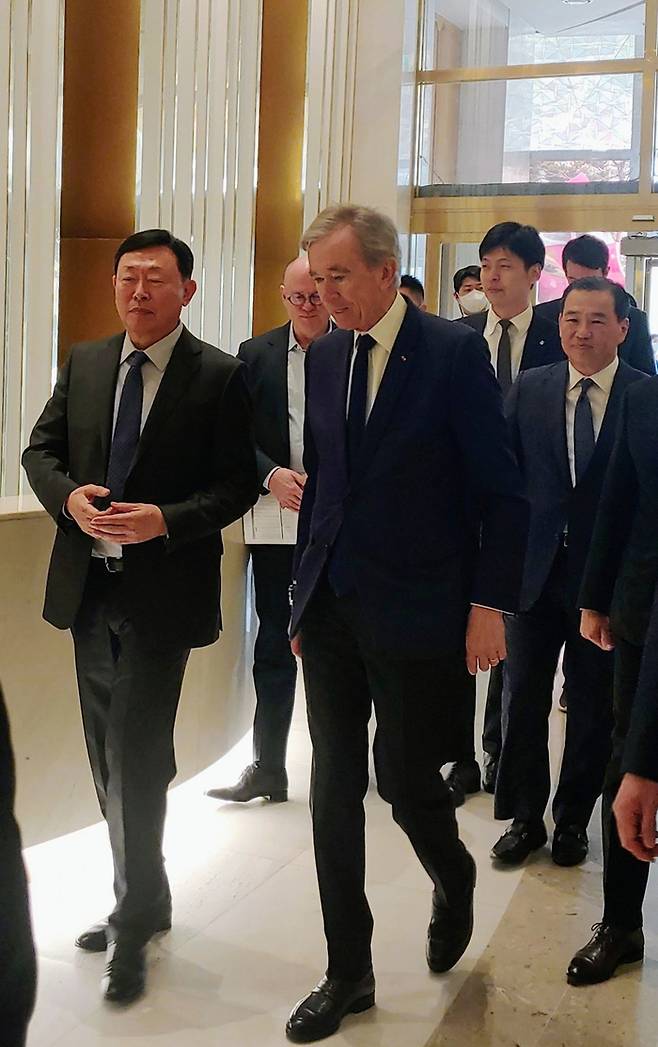 베르나르 아르노 루이뷔통모에헤네시(LVMH) 회장이 지난 20일 서울 송파구 잠실 롯데 에비뉴엘을 방문해 신동빈 롯데 회장과 신유열 롯데케미칼 상무를 만나 이동하고 있다.[사진출처 = 연합뉴스]