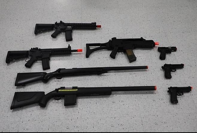 현행 총포·도검·화약류 등의 안전 관리에 관한 법에 따르면 장난감 또는 모형총에는 반드시 컬러파트를 부착해 실제 총기가 아니라는 표시를 명확히 해야 한다. 사진은 에어소프트건(비비탄총)에 부착된 컬러파트 모습. 기사 내용과 직접적인 관련 없음. [사진 출처 = 연합뉴스]