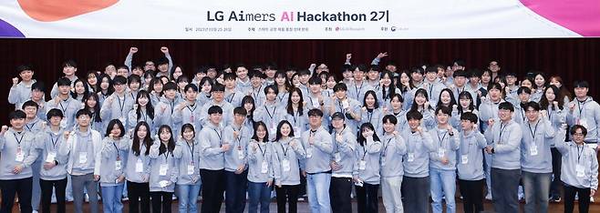 LG가 지난 25~26일 경기 이천 LG인화원에서 개최한 'LG AI 해커톤'에서 온라인 예선을 통과한 참가자들이 기념사진을 찍고 있다. LG AI 해커톤은 산업 현장 문제를 인공지능(AI)으로 해결하는 능력을 겨루는 대회로 2020년부터 매년 두 차례 진행해왔다. 이번 대회에는 33개 팀, 104명의 청년들이 본선 무대에 올랐다.  (주)LG
