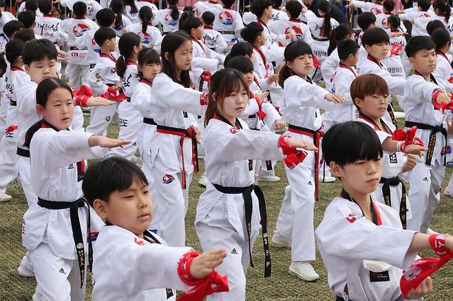 태극 1장 시범을 선보이고 있는 서울 미동초등학교 학생들.
