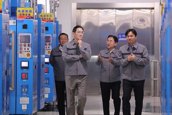 중국 톈진의 삼성전기 적층세라믹콘덴서(MLCC) 공장을 찾은 이재용 삼성전자 회장(왼쪽 둘째)이 장덕현 삼성전기 사장(왼쪽 셋째)과 현지 시설을 점검하고 있다.  삼성전자