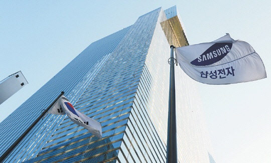 서울 서초구 서초동 삼성전자 사옥의 회사 깃발이 바람에 펄럭이고 있다. 문화일보 자료사진
