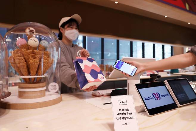 배스킨라빈스 SPC스퀘어점에서 고객이 애플페이를 이용해 결제를 진행하고 있다 [SPC그룹 제공]